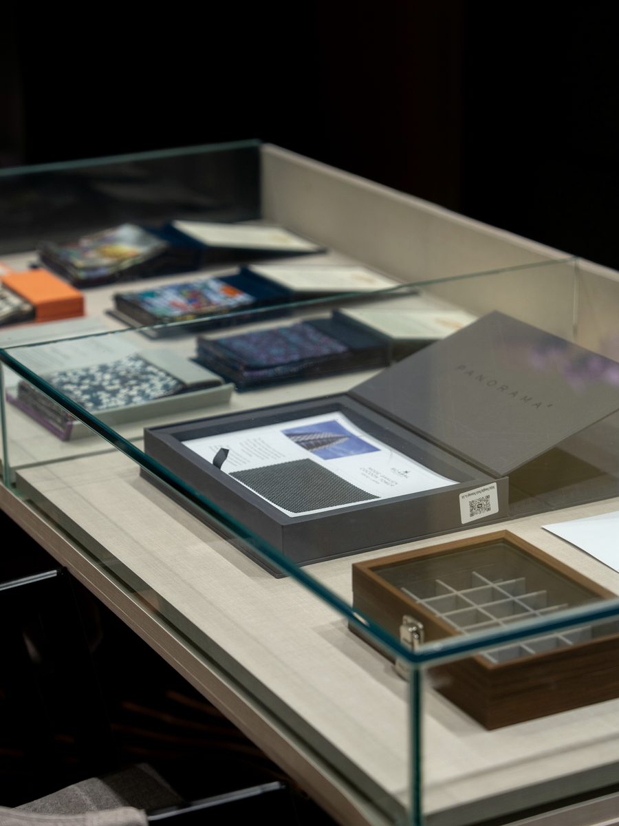 EIAN SARTORIA 台中西服訂製 — 選布現場玻璃桌與面料書